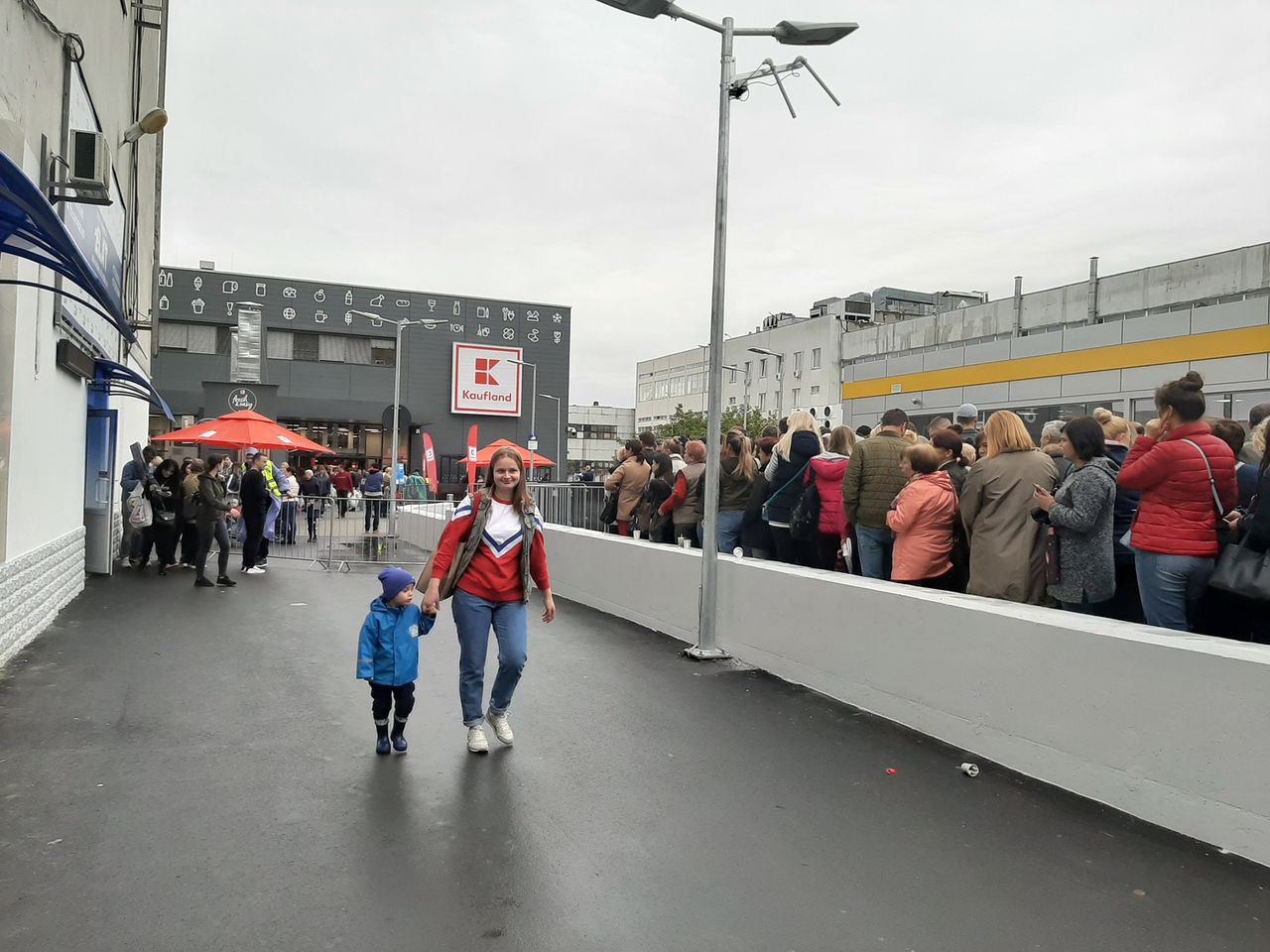 Люди стояли в очереди под дождем, чтобы попасть в Kaufland