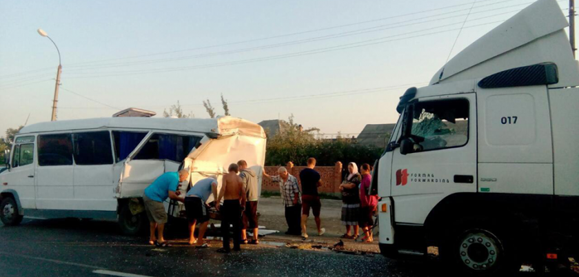 Accident rutier cu implicarea microbuzului de pe ruta Chișinău-Cobușca. Sunt victime