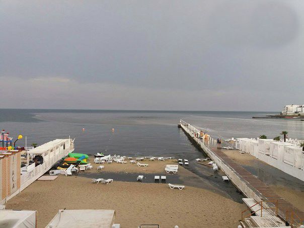 Не советуем купаться: в Аркадии в море вылились тонны нечистот