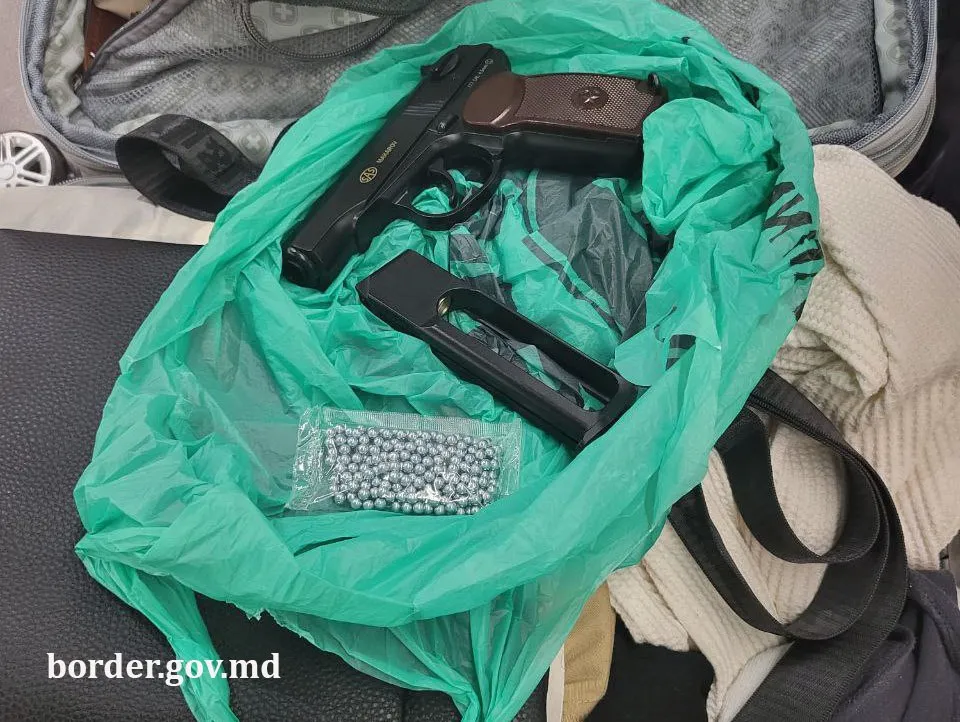 У ​​пассажира рейса Кишинёв – Тель-Авив изъяли пистолет и металлические шарики