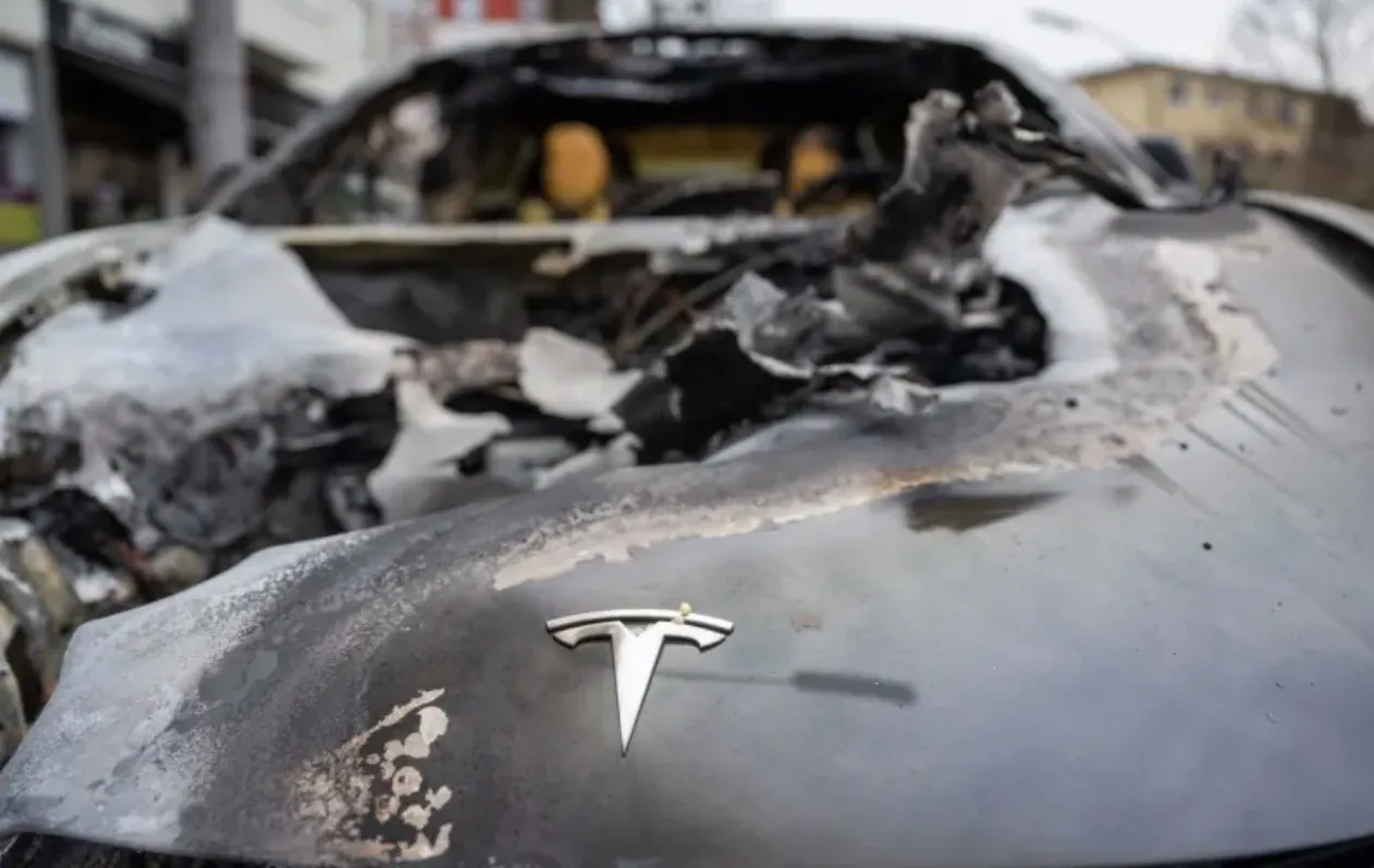 Patru automobile Tesla, incendiate la Berlin: Poliția nu exclude un motiv politic