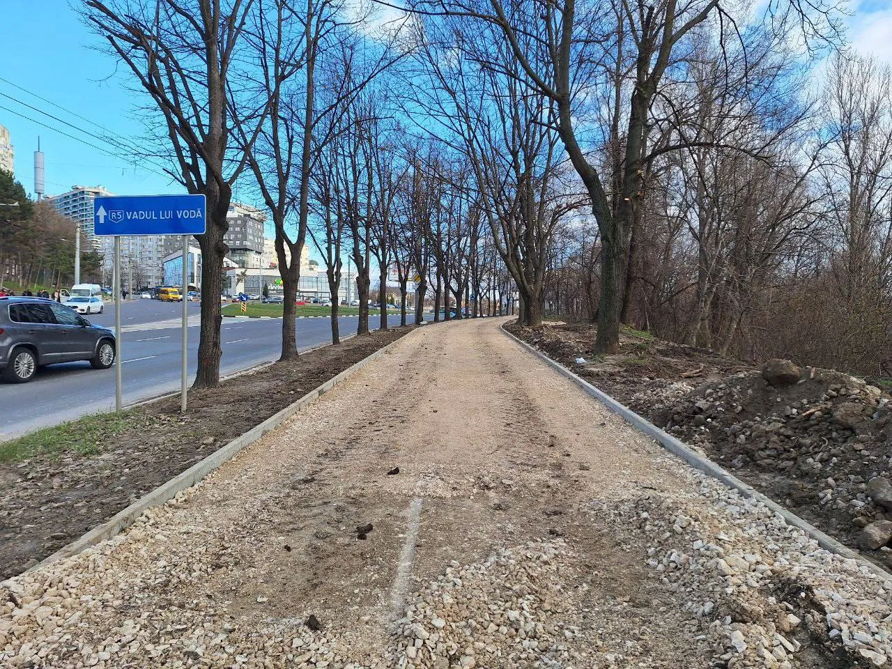 Продолжаются работы по восстановлению тротуара на бульваре Ренаштерий