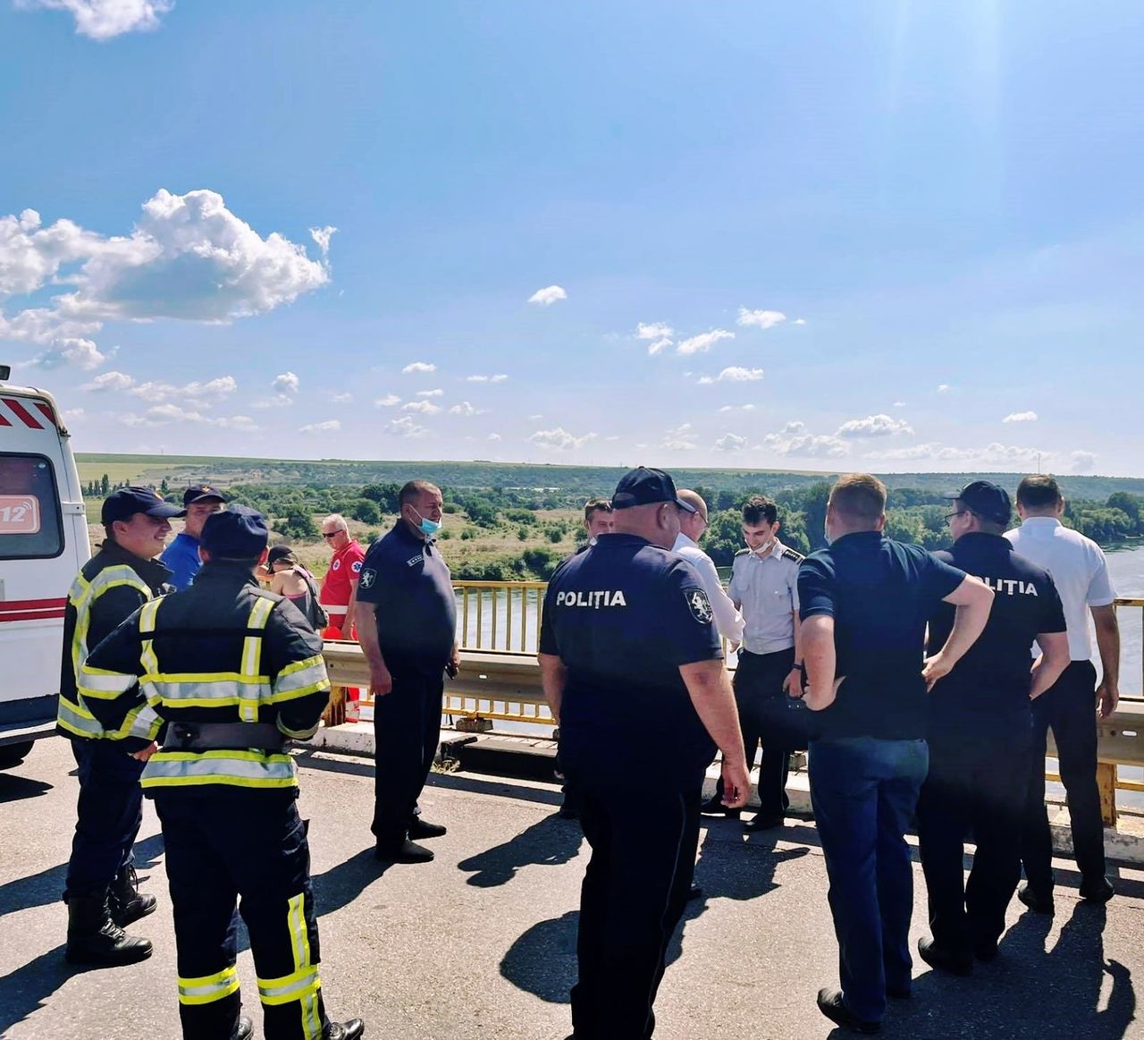 Полицейские спасли женщину, которая пыталась спрыгнуть с моста