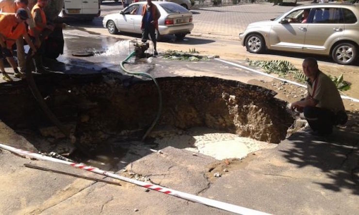 În capitală, se surpă asfaltul sub picioare! Pietonii, la un pas să se prăbușească