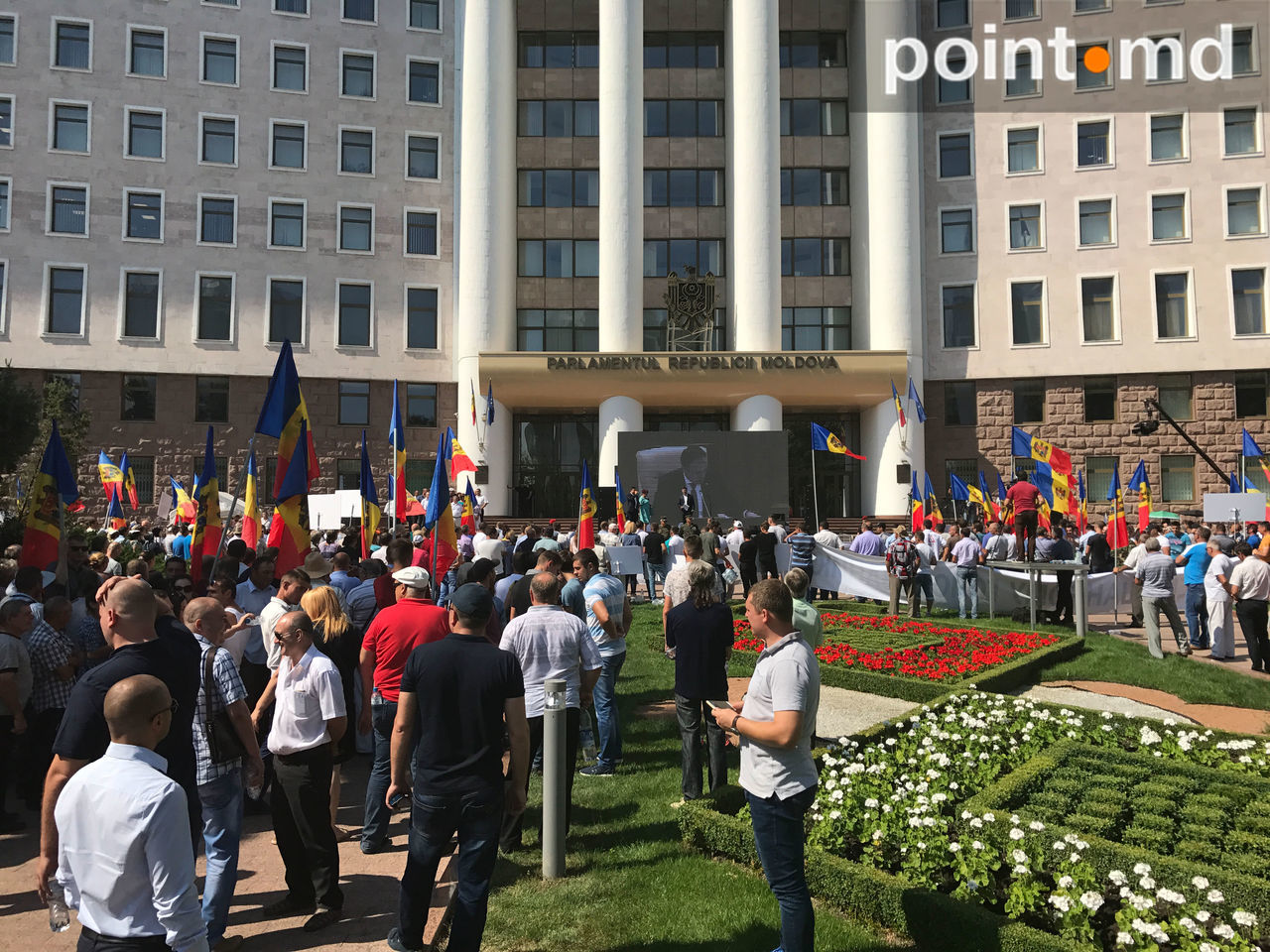 Altercații la Parlament: Pro și contra votului mixt. Intervenția polițiștilor