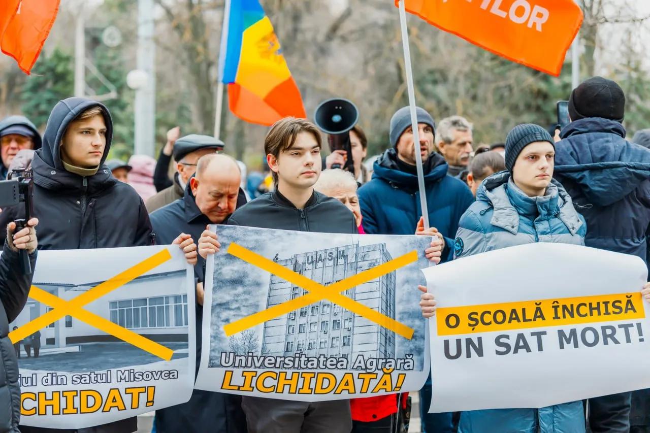 Сторонники Партии социалистов провели протест против закрытия школ