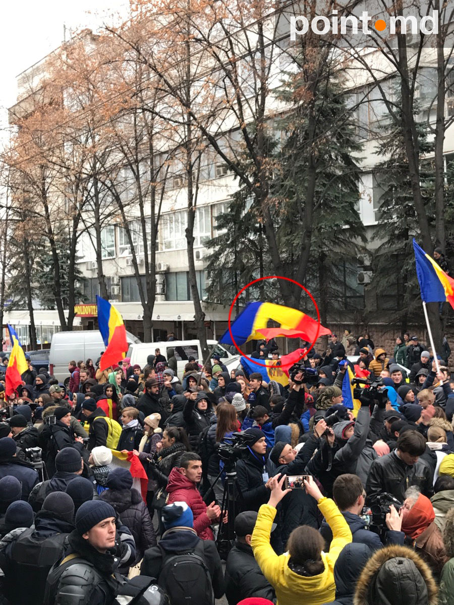 На митинге протестующие вырезали герб из молдавского флага