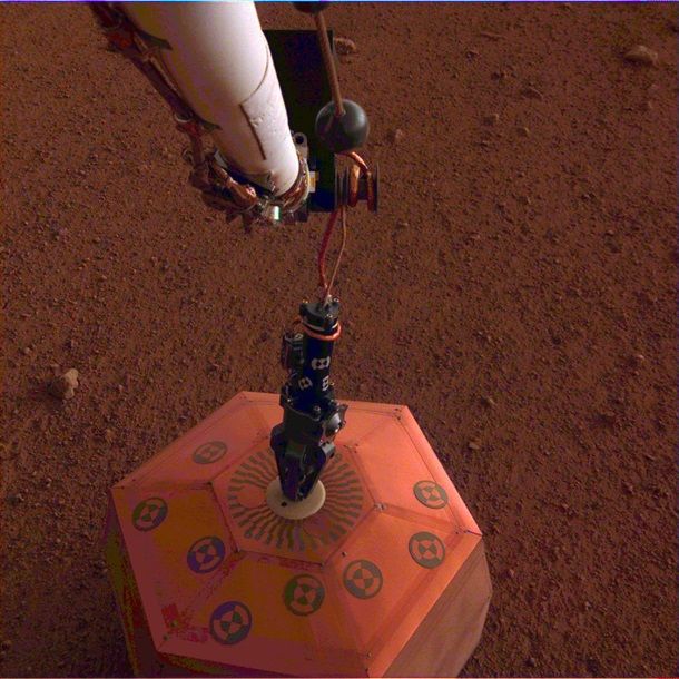 Станция InSight установила на Марсе первый инструмент