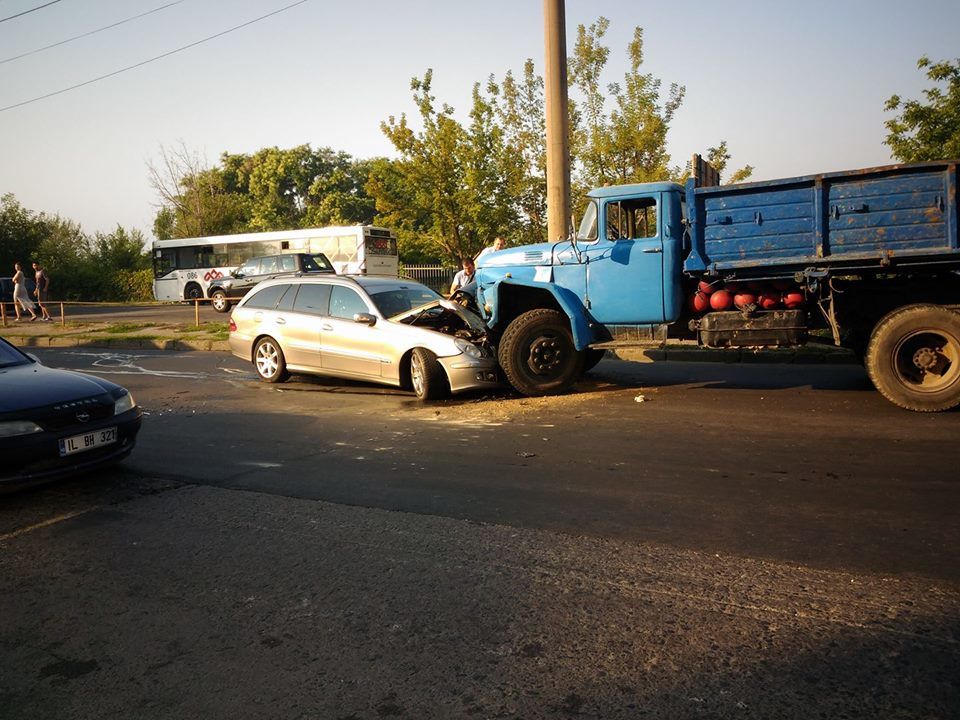 Accident frontal la Botanica: Cum arată impactul dintre un ZIL și un Mercedes
