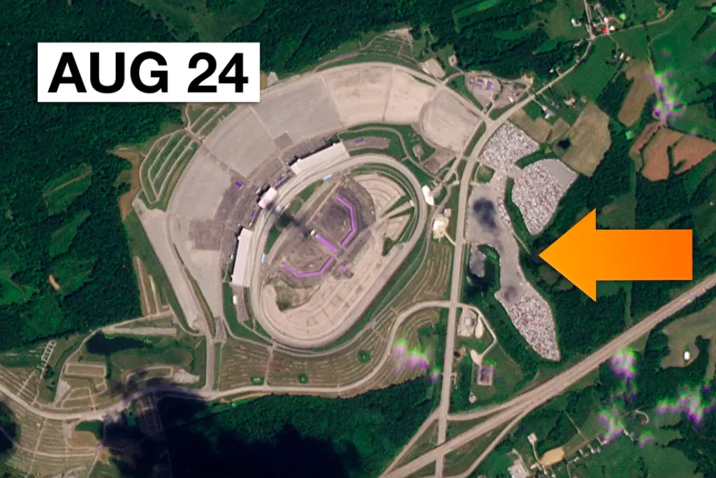 Гигантскую парковку в США с недособранными пикапами Ford сняли из космоса