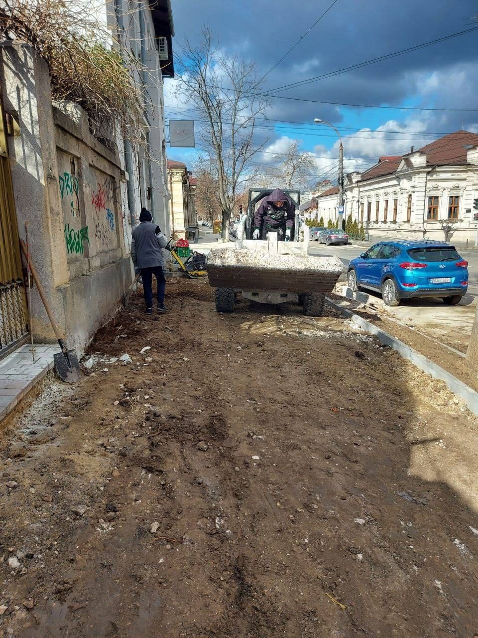 Продолжается ремонт тротуара на улице А. Щусева