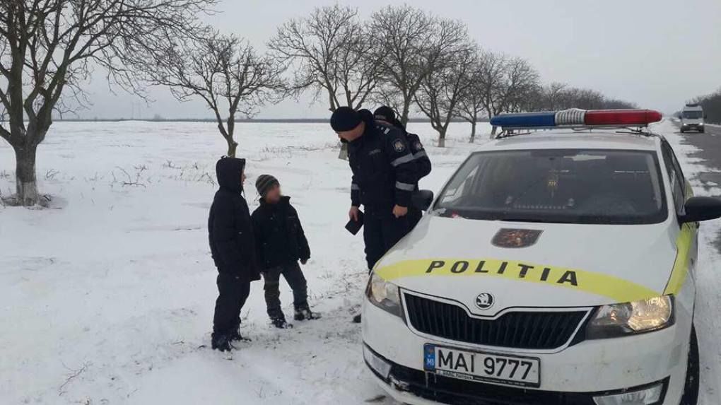 Doi minori din Ștefan Vodă, aduși acasă de către polițiștii de patrulare