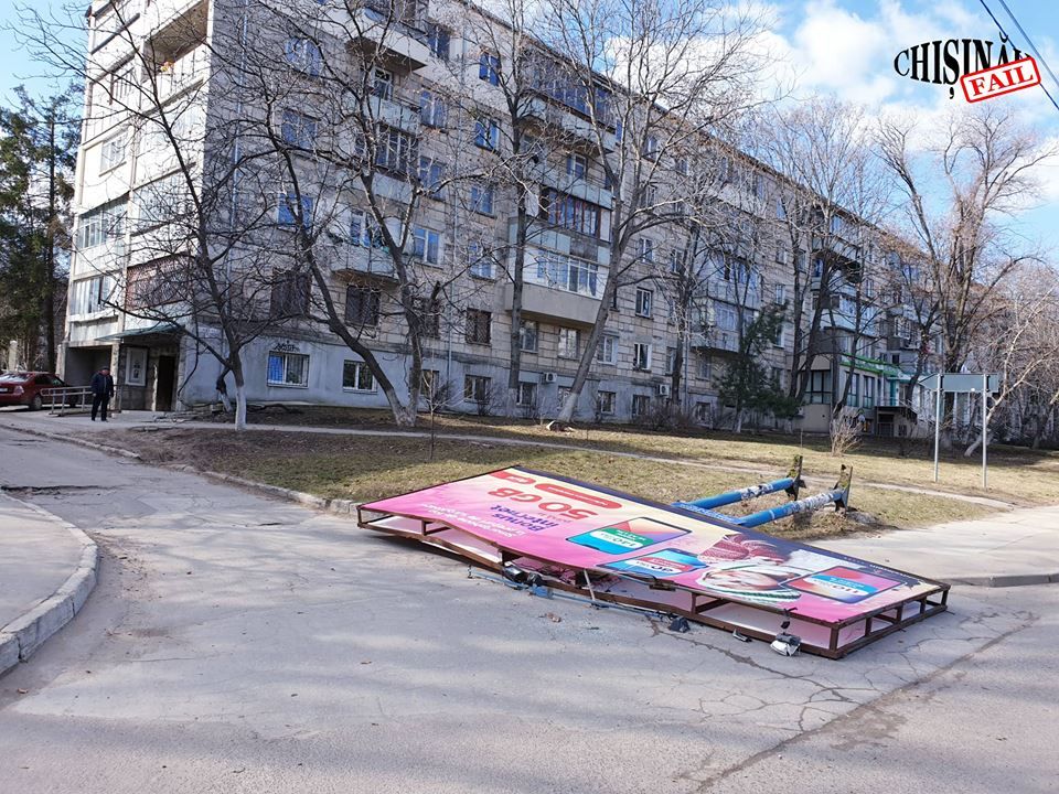 Сильный ветер повалил рекламный щит в столице
