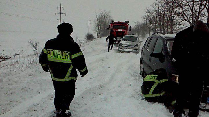 За сутки спасатели вызволили из снега 19 автомобилей