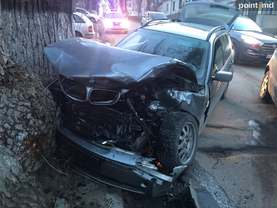 В центре Кишинева столкнулись три автомобиля
