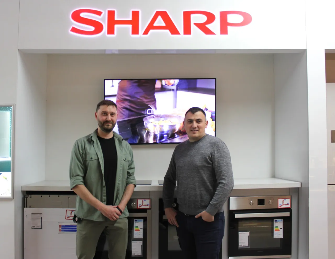 Победитель розыгрыша Ultra и Sharp забирает домой свой новый автомобиль