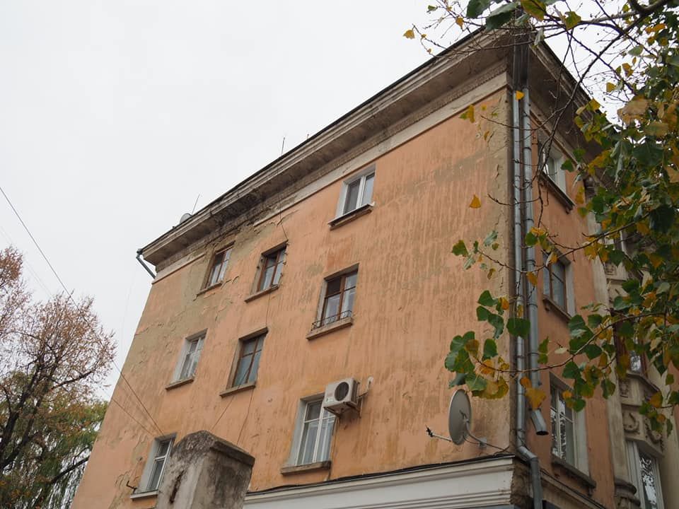 Жильцы дома в столице: Отколовшиеся куски фасада приведут к трагедии