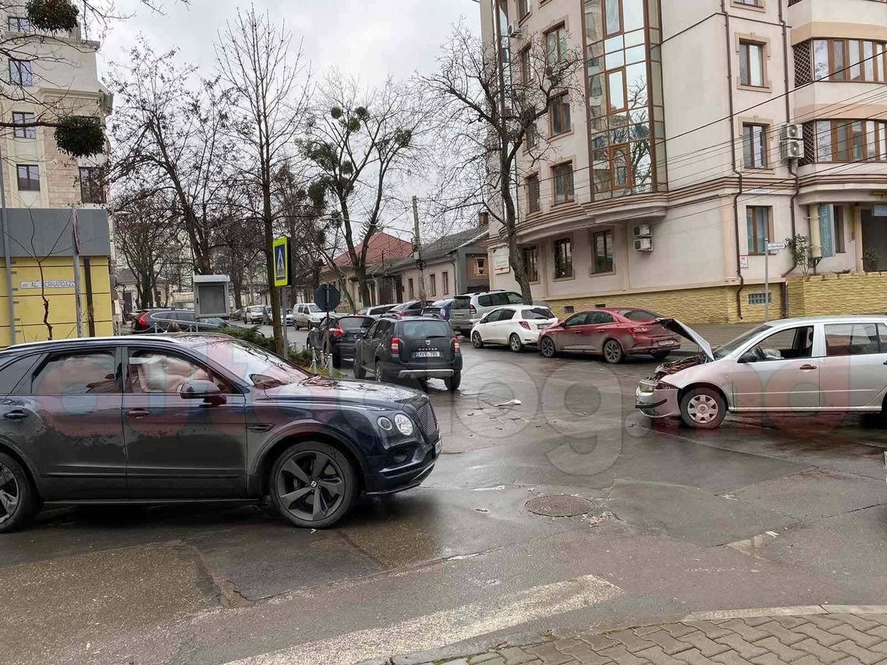 В центре Кишинева Bentley столкнулся со Skoda