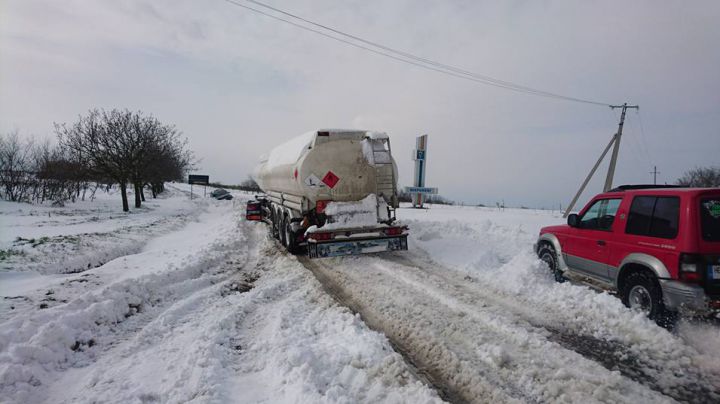 Autospecială pentru deszăpezire, blocată în nămeți! Voluntarii cu Jeepuri salvează prizonierii zăpezii
