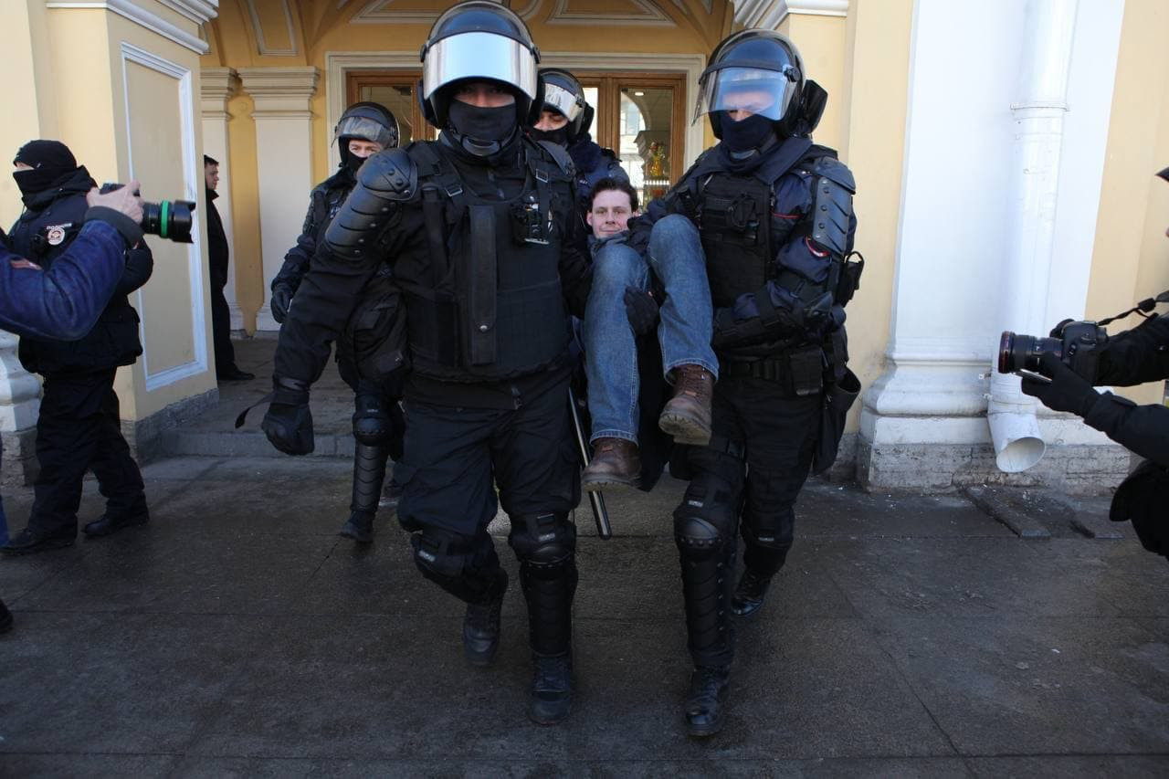 В России на акциях против войны с Украиной задержаны сотни людей