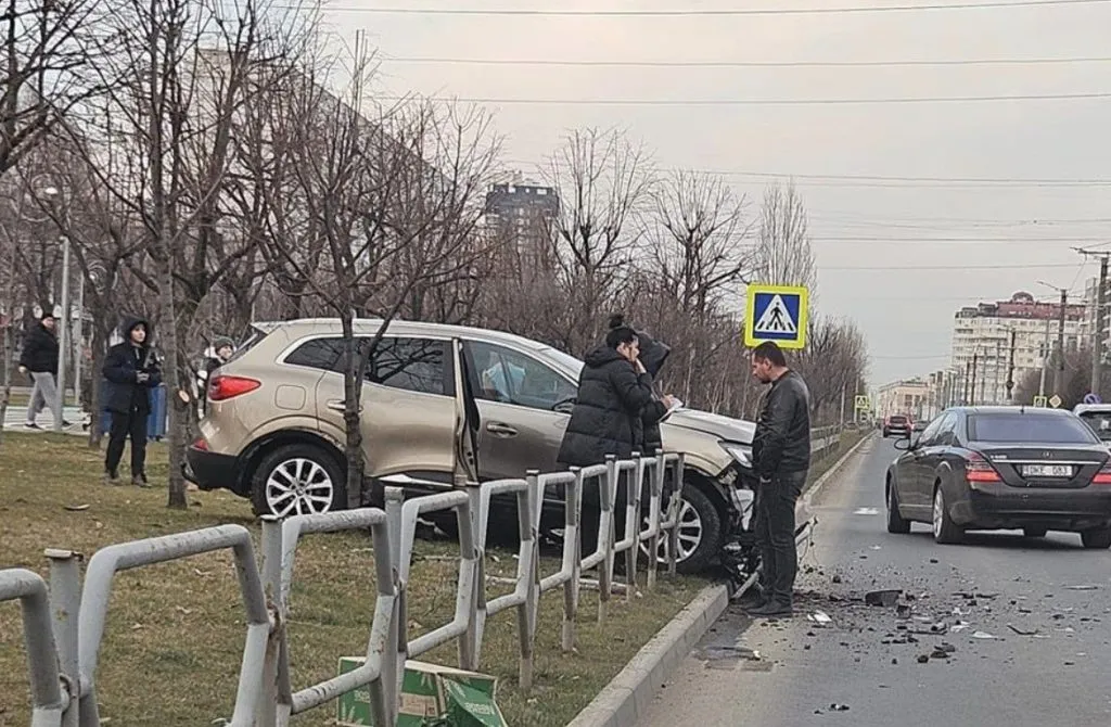 На бульваре Мирча чел Бэтрын произошло ДТП: машина вылетела на газон
