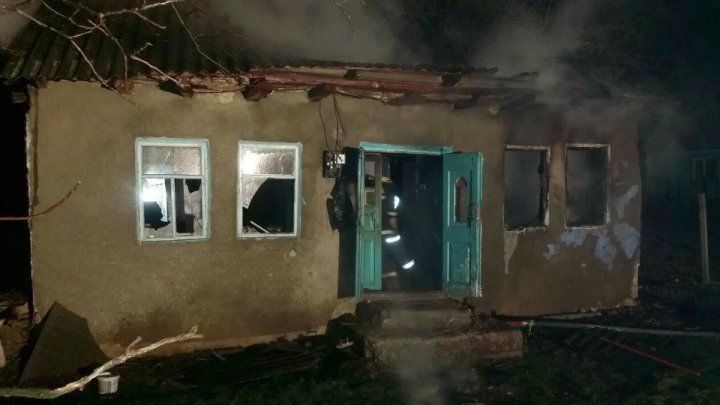 Tragedie în raionul Străşeni: Un bărbat a ars de viu în propria casă