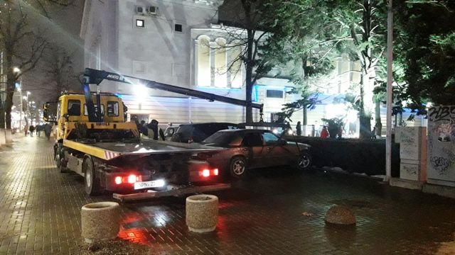 Возле столичного кинотеатра эвакуировали припаркованные авто