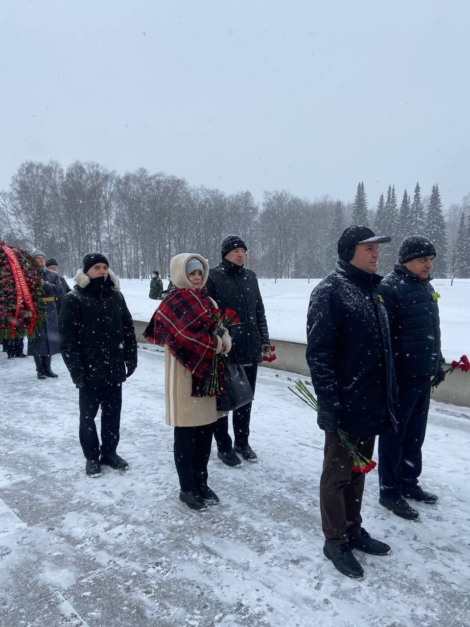 Чебан возложил цветы на мемориальном кладбище в Санкт-Петербурге