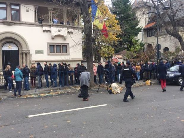 Выстроились очереди в посольстве и консульстве Молдовы в Бухаресте