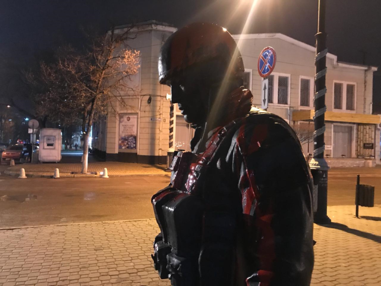 В Крыму облили краской памятник "вежливым людям"
