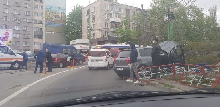 В ДТП на Ботанике пострадали женщина и двое детей