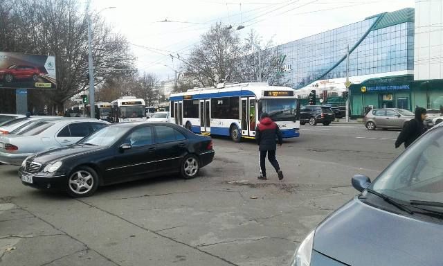 Неправильно припаркованный микроавтобус перекрыл движение троллейбусов