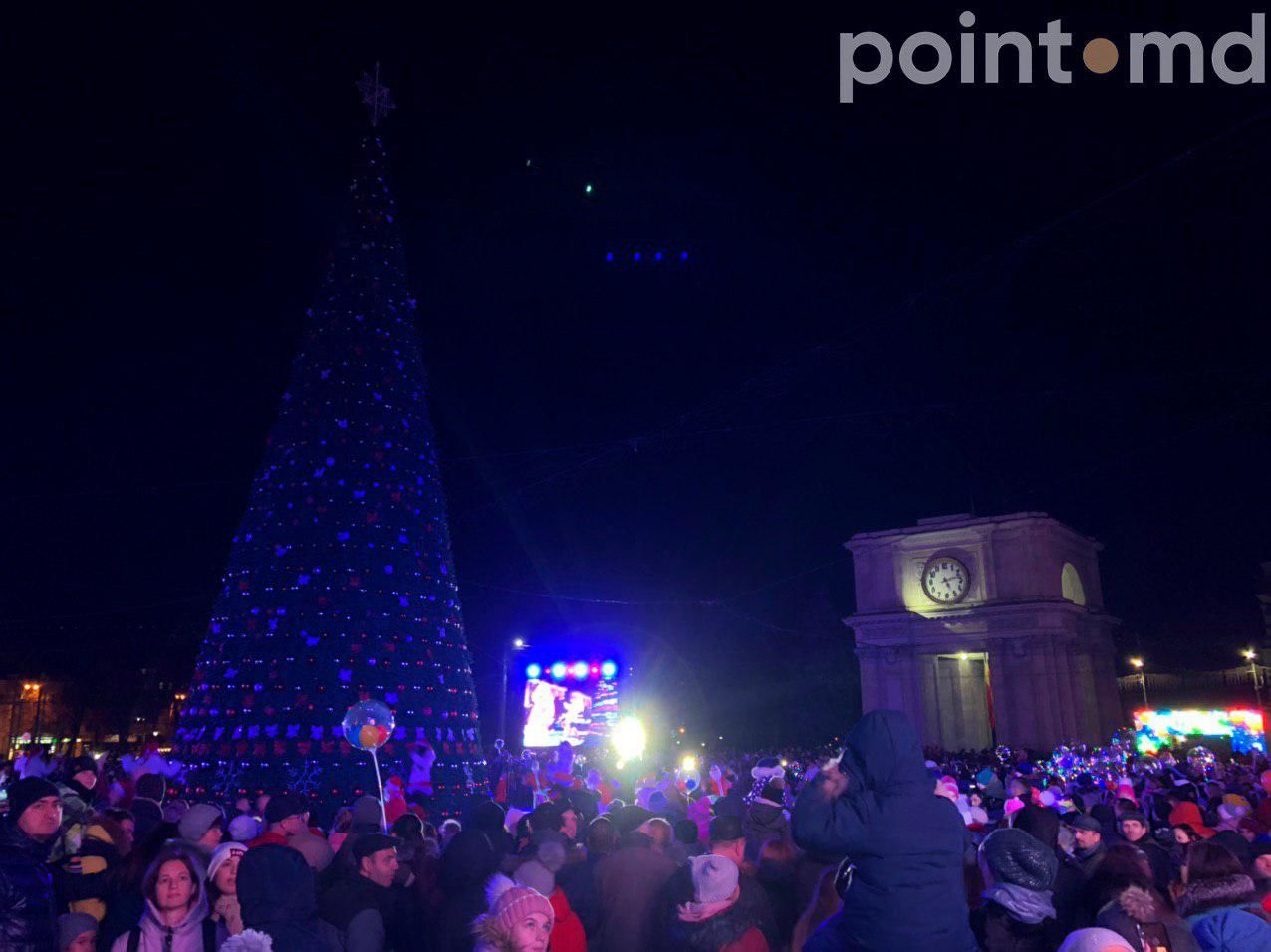 В центре Кишинева зажгли огни на главной елке страны