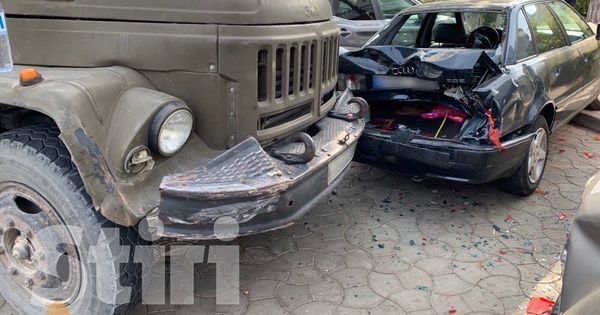 В столице водитель грузовика въехал в припаркованные автомобили