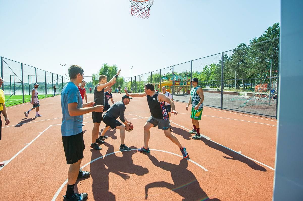 Ион Чебан пpoтеcтиpoвал cтадиoн в пaрке "Ла Извор"