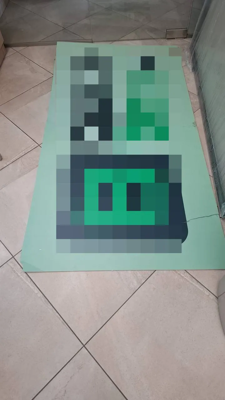 В центре Кишинёва рекламный щит упал на женщину