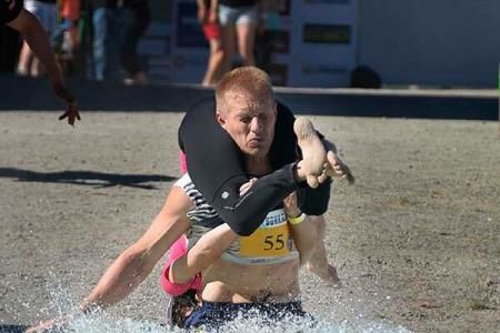 Cu nevasta în spinare: Cea mai haioasă competiție pentru cupluri