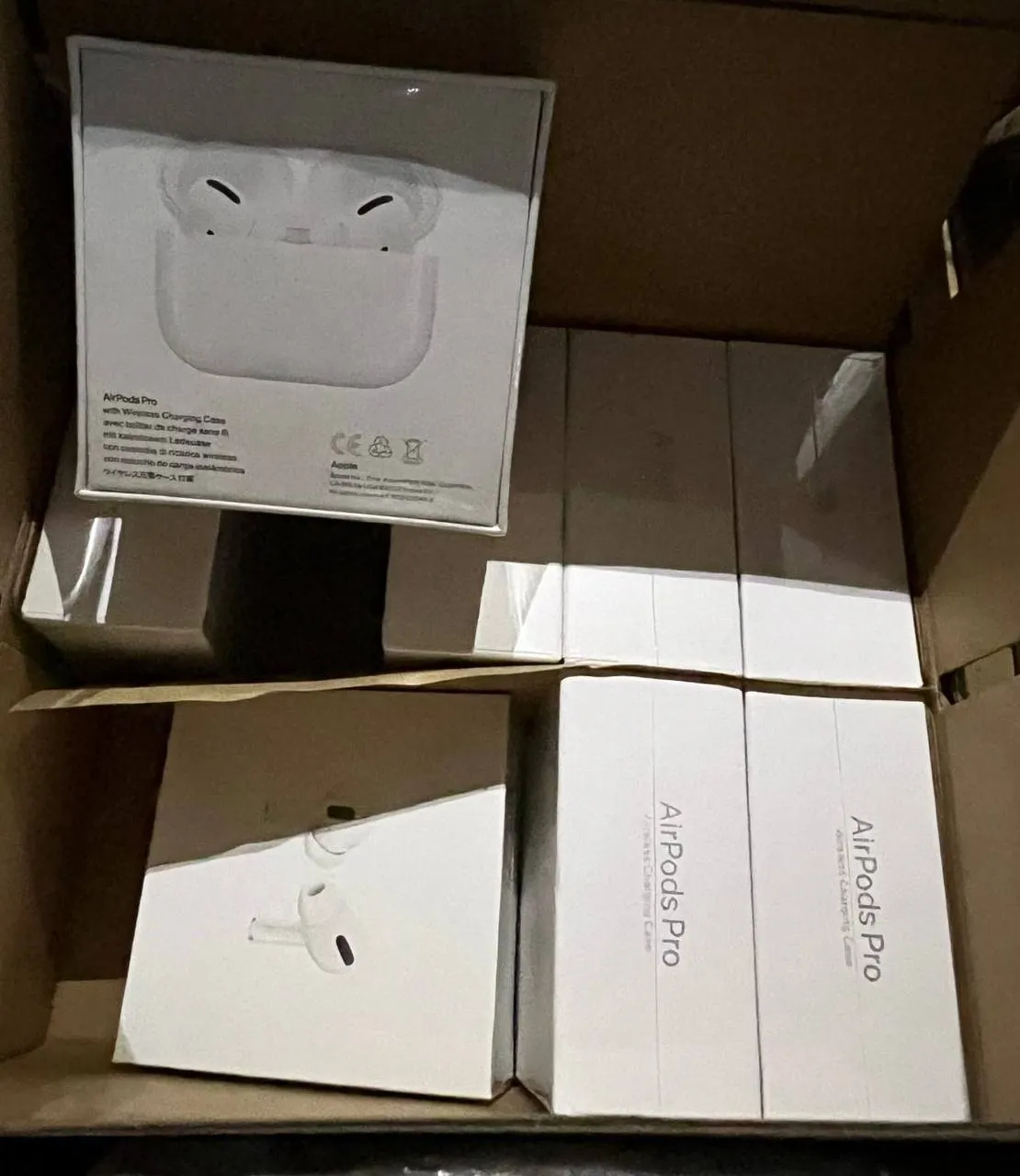 Un lot de smartphone-uri și căști fără fir nedeclarat, depistat la vama Leușeni