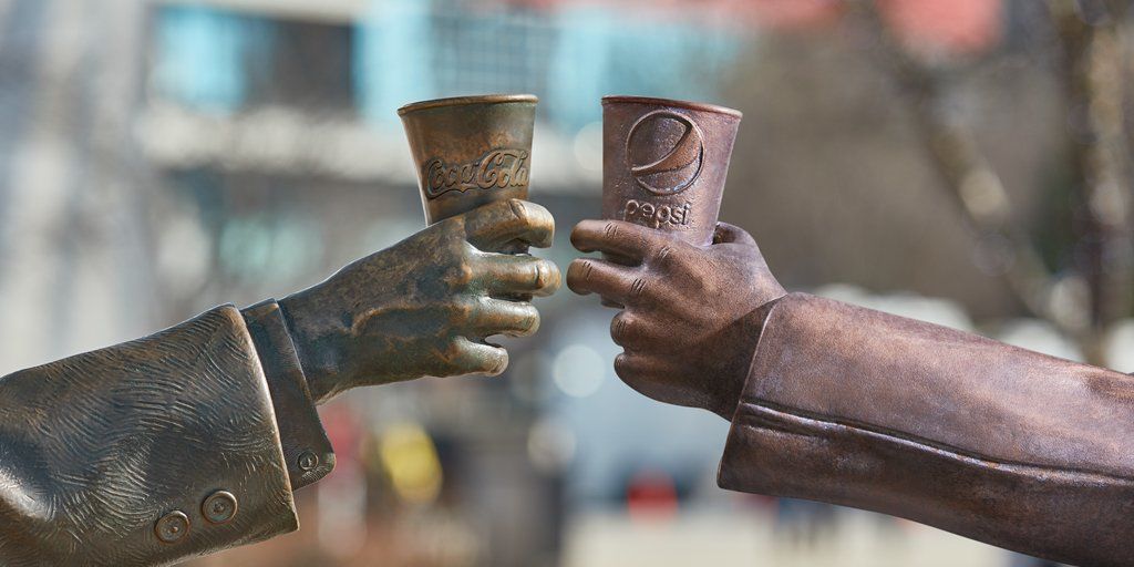 Pepsi поставила статую своего основателя напротив создателя Coca-Cola