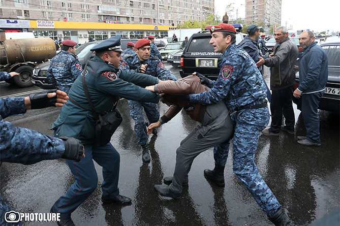 В Ереване полиция разгоняет демонстрантов светошумовыми гранатами
