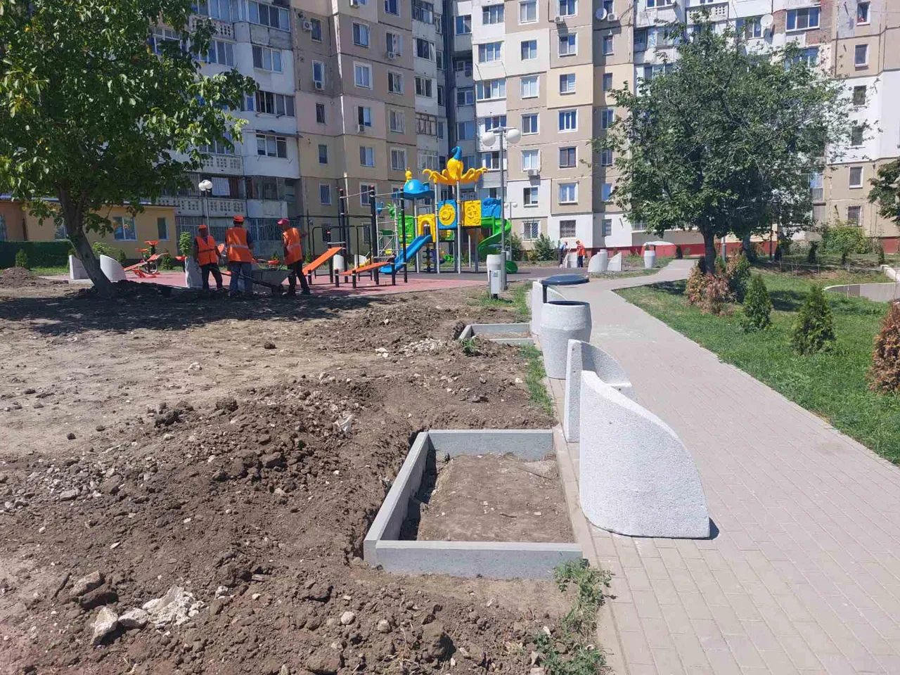 На Ботанике завершаются работы по благоустройству сквера на Валя Кручий