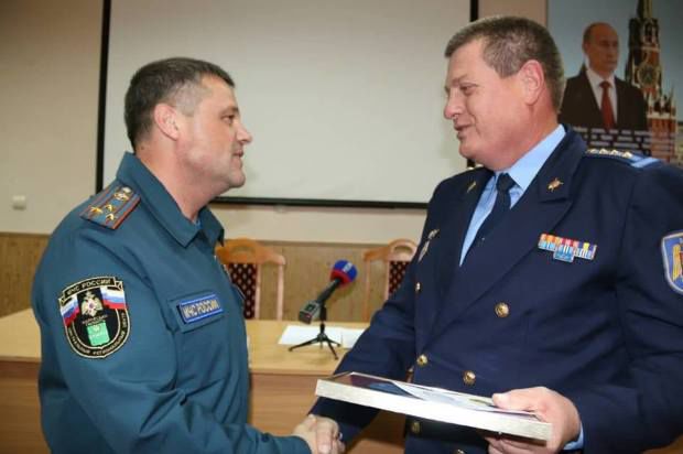 ГИЧС наградил российских спасателей за помощь, оказанную при ДТП в Калуге