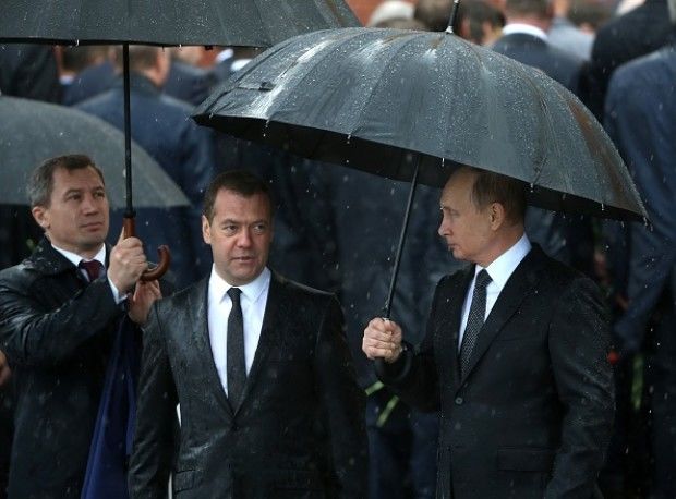 Putin, ud leoarcă la o ceremonie de la Moscova. Cum apare lângă Medvedev