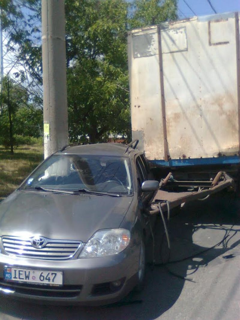 Accident groaznic: Remorca unui KamAZ a strivit o mașină. Ce a pățit șoferul