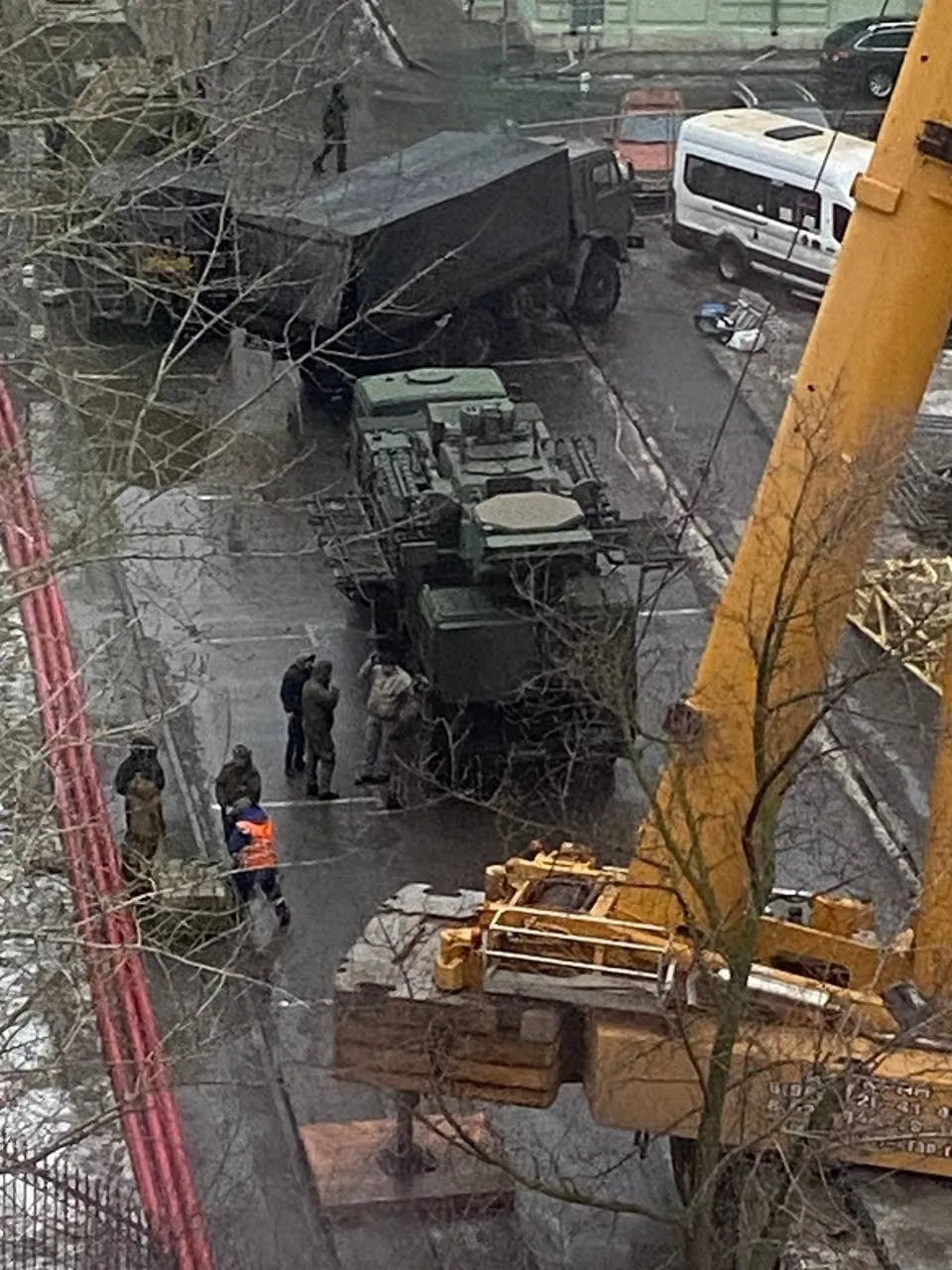 В сети появилось видео с военной техникой на крышах домов в Москве