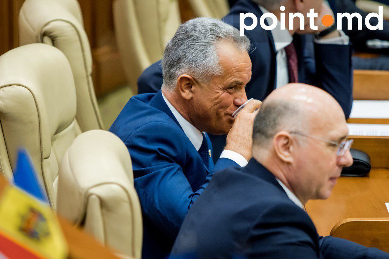 На заседании парламента Плахотнюк сидит рядом с Филипом
