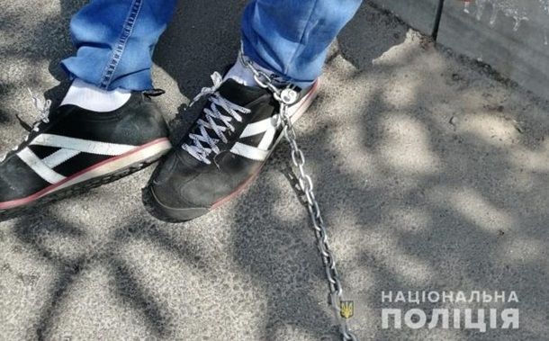 Под Киевом таксист посадил клиента на цепь