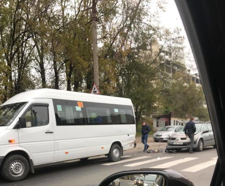 Accident în Capitală cu implicarea unui microbuz de pe linia 191