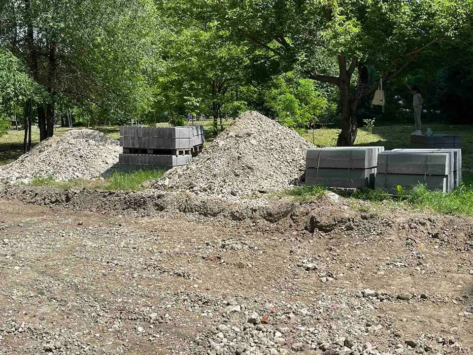 На улице Албишоара начали обустраивать зелёную зону
