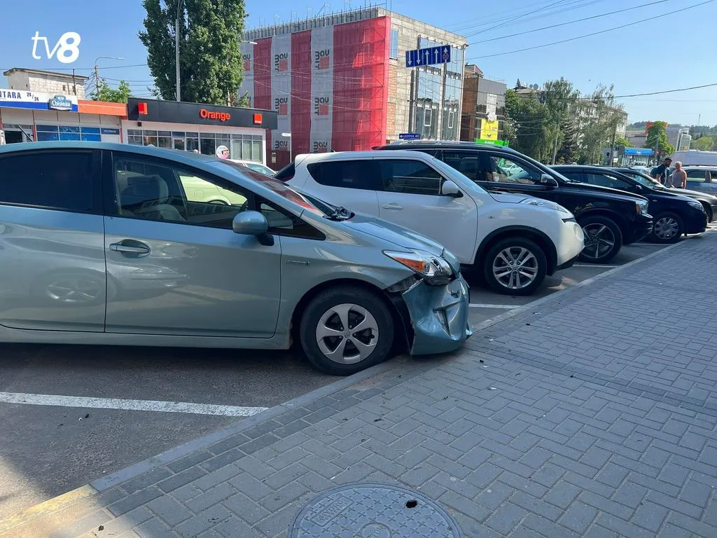 В Хынчештах у грузовика на ходу взорвалось колесо: повреждены 3 авто